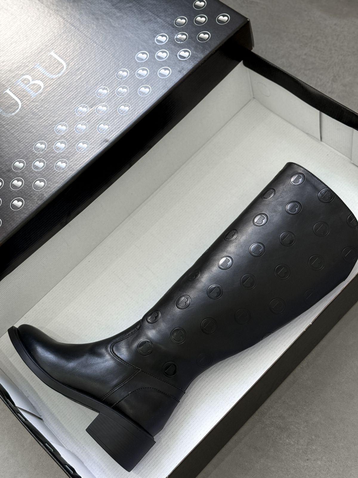 BOTA LOGO B DETALHE BUBU METAL