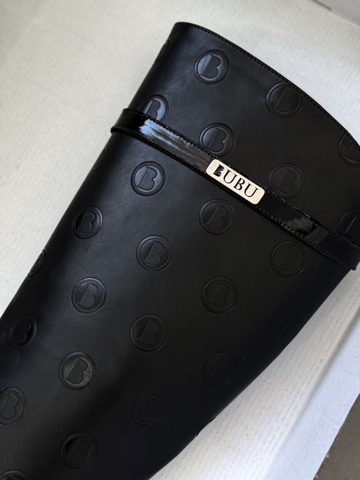 BOTA LOGO B DETALHE BUBU METAL