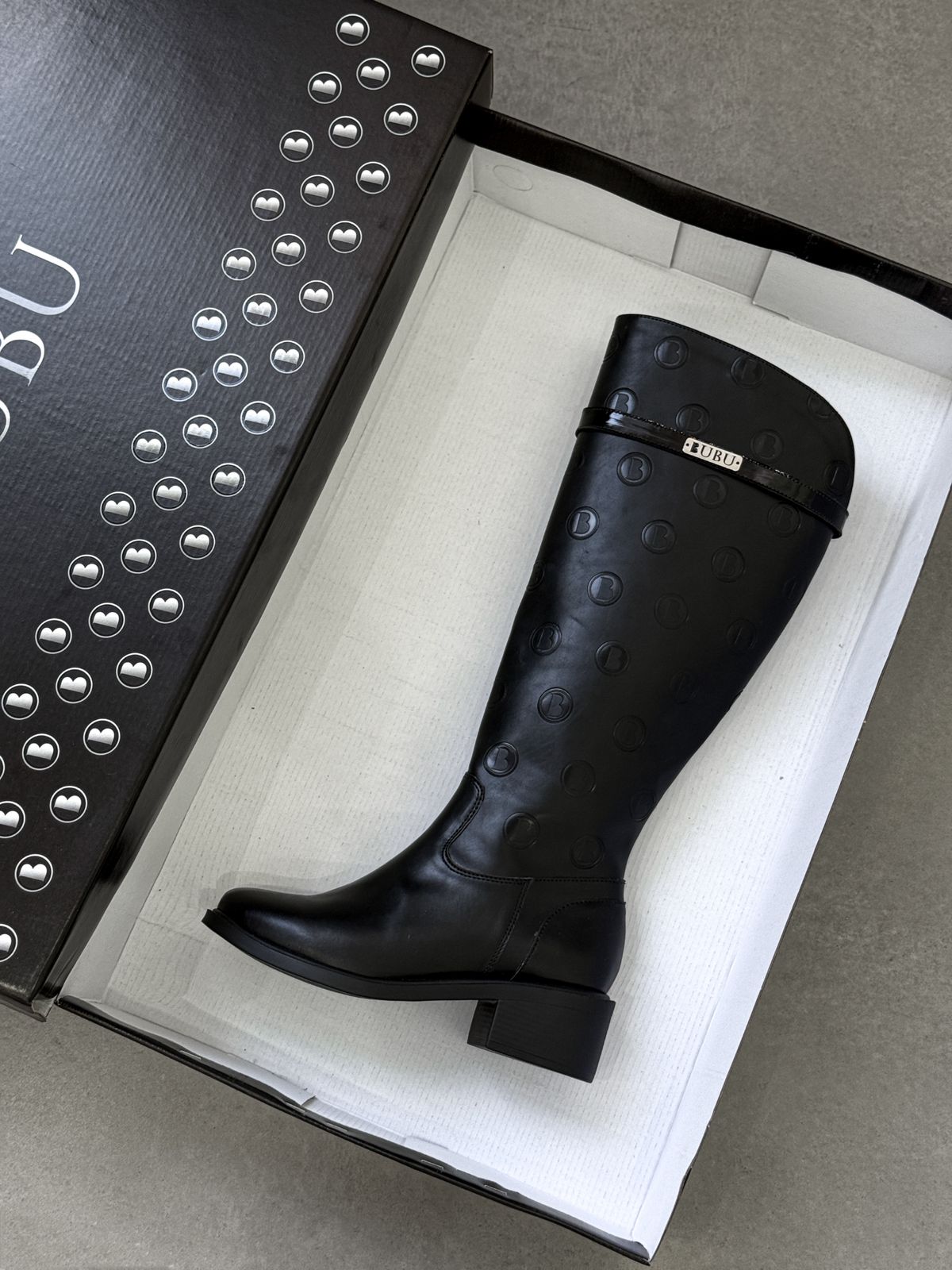 BOTA LOGO B DETALHE BUBU METAL
