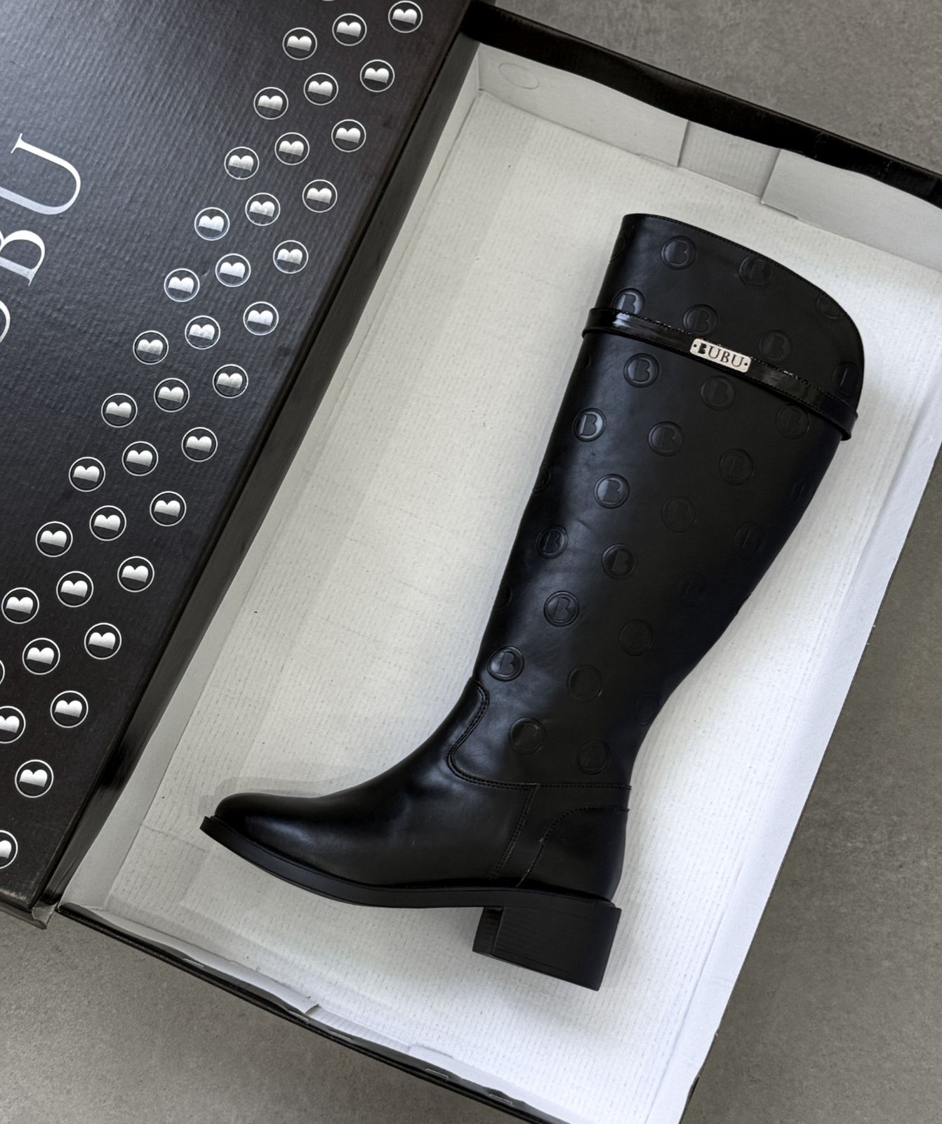 BOTA LOGO B DETALHE BUBU METAL